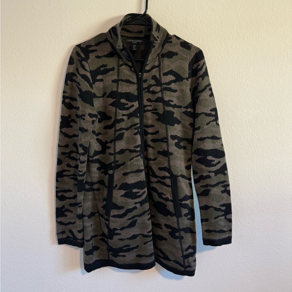 Cynthia Rowley Active Women’s Camo Zip Up Sweater‎ Size Medium